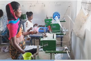 women-are-becoming-self-sufficient-by-making-silk-thread-in-dantewada-district