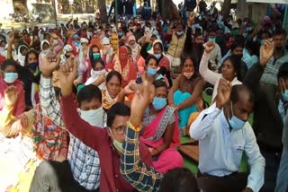 rojgar-sahayak-union-strike-against-government-demanding-regularization-in-jashpur