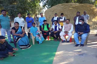 mla-santram-netam-visited-aggrieved-farmers-family-keshkal-kondagaon