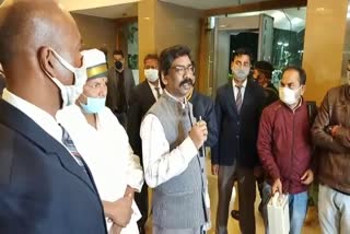 cm-hemant-soren-talks-to-jagarnath-mahato-through-video-conferencing