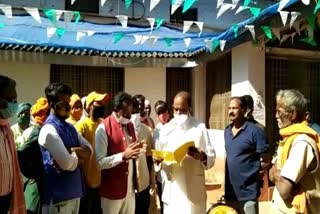 farmers-of-nagarnar-submitted-a-memorandum-regarding-settlement-error-in-land-in-jagdalpur