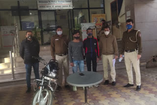 Saket police arrested 3  snatchers including a minor