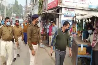 अतिक्रमणकारियों पर चला पुलिस का डंडा