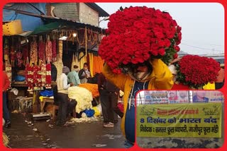 Hoardings are buzzing in support of farmers outside Ghazipur Phool Mandi in delhi