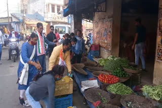 Congress workers are forcibly closing shop in Raipur