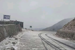 جموں و کشمیر: بالائی علاقوں میں تازہ برفباری، شاہراہیں بند