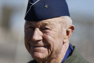 Chuck Yeager, 1st to break sound barrier, dies at 97