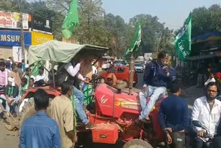 jmm-mla-sitting-on-road-in-protest-against-farmers-law-in-jamshedpur