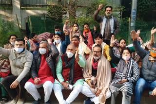 MCD leaders protest at CM residence