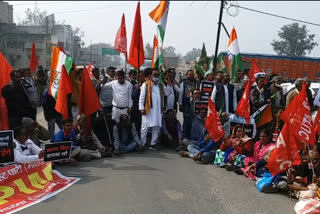 agriculture law supporters blocked nh-31 in koderma