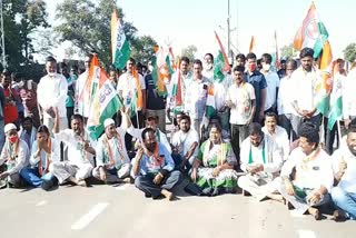 congress mla seethakka protest in mulugu district