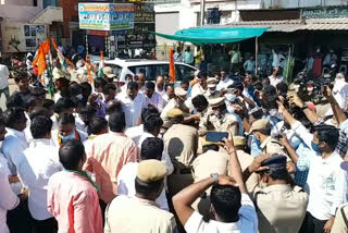 conflict between police and congress leaders in vikarabad