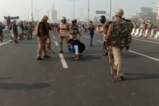 police doing lathi charge