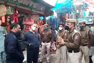 Bharat bandh :  Police talked to shopkeepers by foot patrolling in Najafgarh market in Delhi
