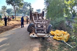 Vehicle overturns in Surguja
