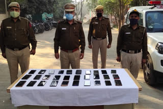 Dabri police team raided in Uttar Pradesh and Uttarakhand,  30 mobiles recovered