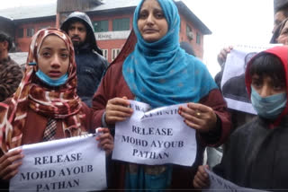 family of muhammad ayub pathan protest in press colony of srinagar