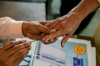 covid positive patient vote  covid patients in kerala election  thriruvananthapuram corporation election  covid patient votes  കൊവിഡ് രോഗി വോട്ട് ചെയ്തു  തിരുവനന്തപുരത്ത് കൊവിഡ് രോഗി വോട്ട് ചെയ്തു  തിരുവനന്തപുരം കോർപ്പറേഷൻ തെരഞ്ഞെടുപ്പ്