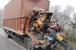 टक्कर इतनी तेज थी कि कैंटर चालक ने मौके पर ही दम तोड़ दिया.