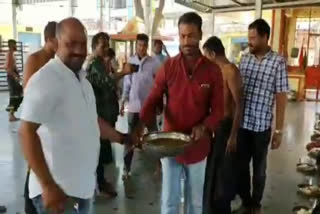 a-young-muslim-man-annadanam-to-ayyappa-devotees