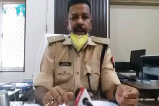 जानकारी देते अपर पुलिस अधीक्षक अनूप कुमार.