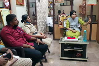 Notice issued to Trupti Desai barring her from visiting Shirdi till Dec 11  Trupti Desai  barring  Shirdi  വസ്ത്ര ധാരണ വിവാദം; തൃപ്തി ദേശായിക്ക് ഷിര്‍ദിയില്‍ പ്രവേശന വിലക്ക്  വസ്ത്ര ധാരണ വിവാദം  തൃപ്തി ദേശായി  ഷിര്‍ദി  പ്രവേശന വിലക്ക്