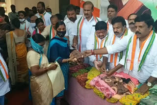 congress leader distributed sarees in karimnagar
