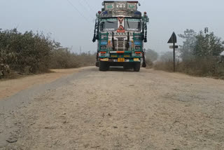 गड्ढों के चलते स्थानीय लोग परेशान.