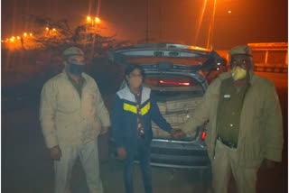 delhi police pcr team caught liquor smuggler