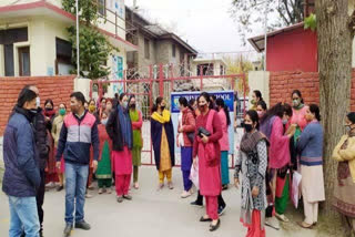 protest against state government and school management outside private school in Mauhal Kullu