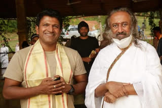 Power Star puneeth raj kumar meet to Ravi Shankar Guruji