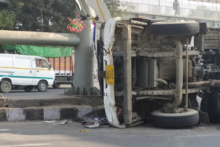 Truck overturned in Amar Colony police station area of delhi