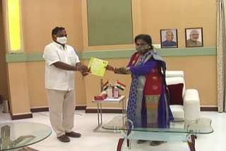 mlc goreti venkanna met with governor thamilsai in hyderabad