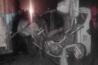 मऊ में बारात से लौट रही कार ट्रक से टकराई