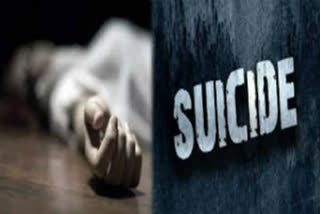 a boy Suicide himself with knife in paschim vihar west Delhi