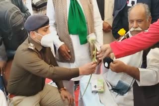 delhi police distribute masks and flowers to farmers in noida