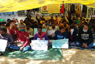 Successful candidates sit on hunger strike in Ranchi for second list of constable recruitment