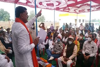 Agriculture Minister Kamal Patel telling farmers benefits of agriculture law