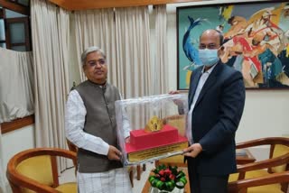 Karnataka:  Deputy CM Govinda Karajola today donated a Golden Crown to Chief Secretary Vijay Bhaskar in Bengaluru