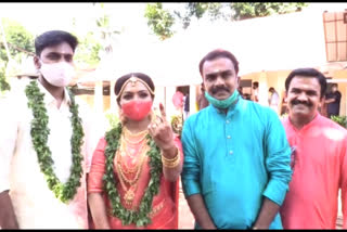 The newlyweds came to vote from Kathirmandapam  vote  കതിര്‍മണ്ഡപത്തില്‍ നിന്നും വോട്ട് ചെയ്യാനെത്തി നവദമ്പതികള്‍  കൃഷ്ണജ  സമ്മതിദാന അവകാശം  പോളിംഗ് ബൂത്ത്