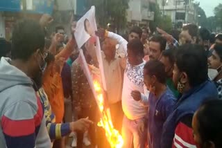 bjp worker burn effigyt of Mamta Banerjee in Mhow indore