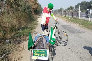 farmers-reached-delhi-after-traveling-230-kilometers-on-a-bicycle-in-patiala