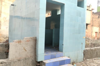 Toilet is new hub of drug addicts, local people facing trouble in Gautampuri ward