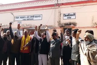 members of brahmin mahasabha protesting in raebareli.