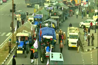 Around 700 tractor trolleys are moving towards Delhi's Kundli border