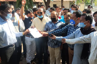 Congress submitted memorandum to SDM in support of farmers in Betul