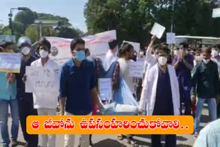junior-doctors-protest-over-ayurvedic-surgery-permit-in-hyderabad