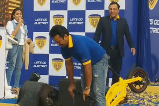 Leander Paes fell down from Cycle