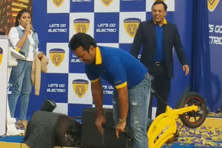 Leander Paes fell down from Cycle