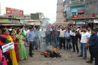 bjp-workers-burnt-effigy-of-mamta-banerjee-in-hoshangabad